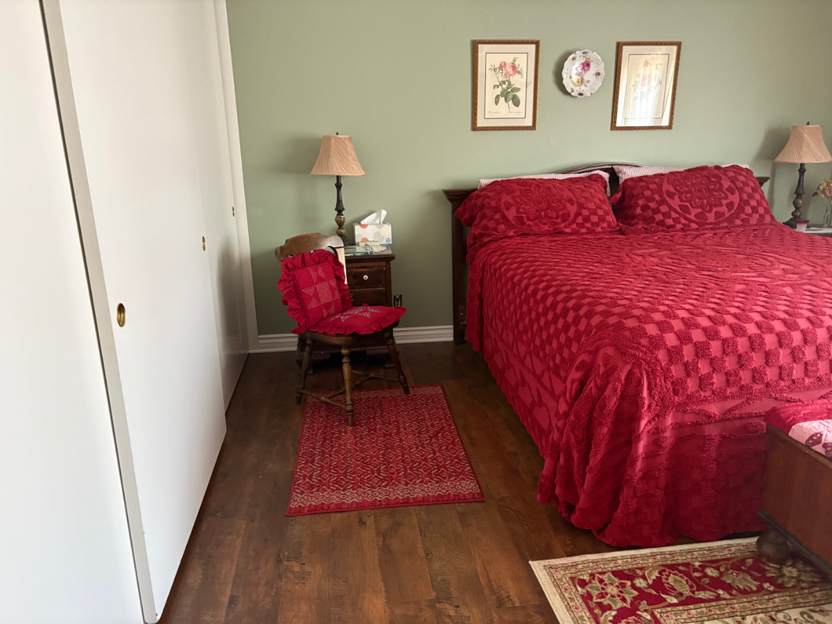 Bright Upstairs Room with Ensuite Bath and All the Comforts of Home - Photo 2