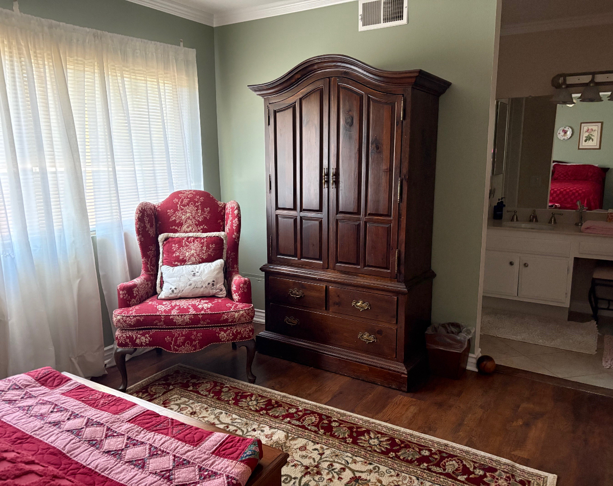 Bright Upstairs Room with Ensuite Bath and All the Comforts of Home - Photo 3