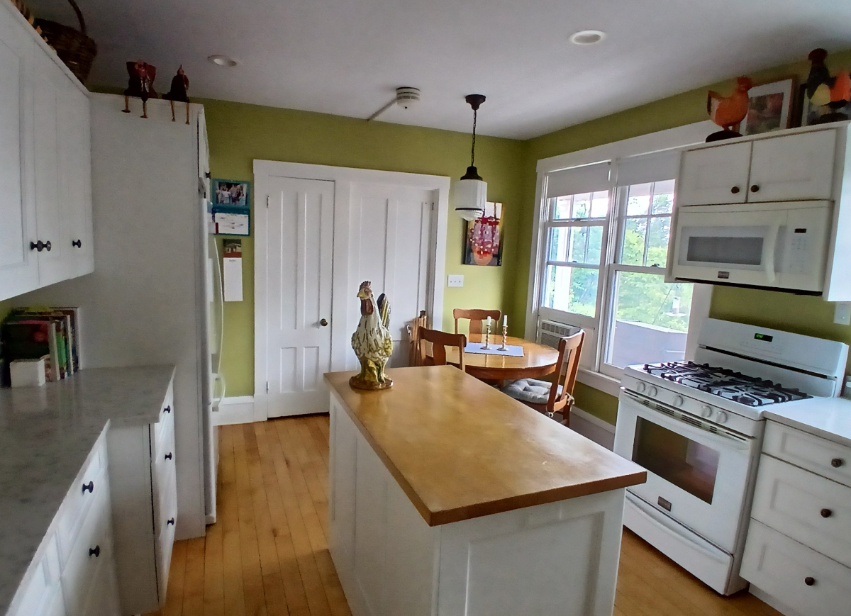 Furnished 2BR Victorian Apartment with Lake Views, All Utilities Included, Near Downtown & UVM - Photo 3
