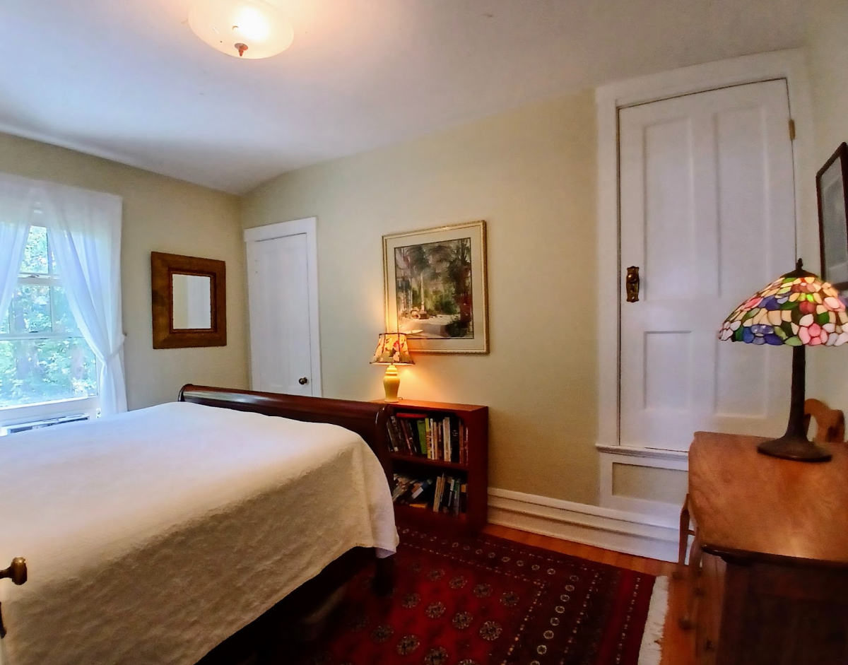 Furnished 2BR Victorian Apartment with Lake Views, All Utilities Included, Near Downtown & UVM - Photo 9