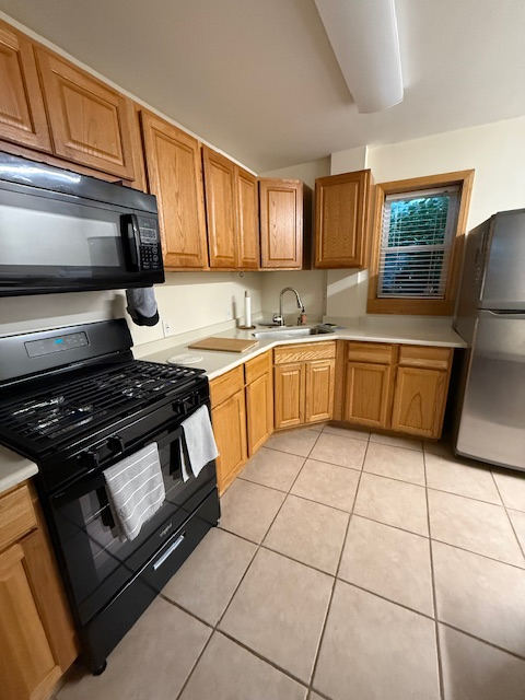 Quiet Single Family Home near Hospitals - Photo 10