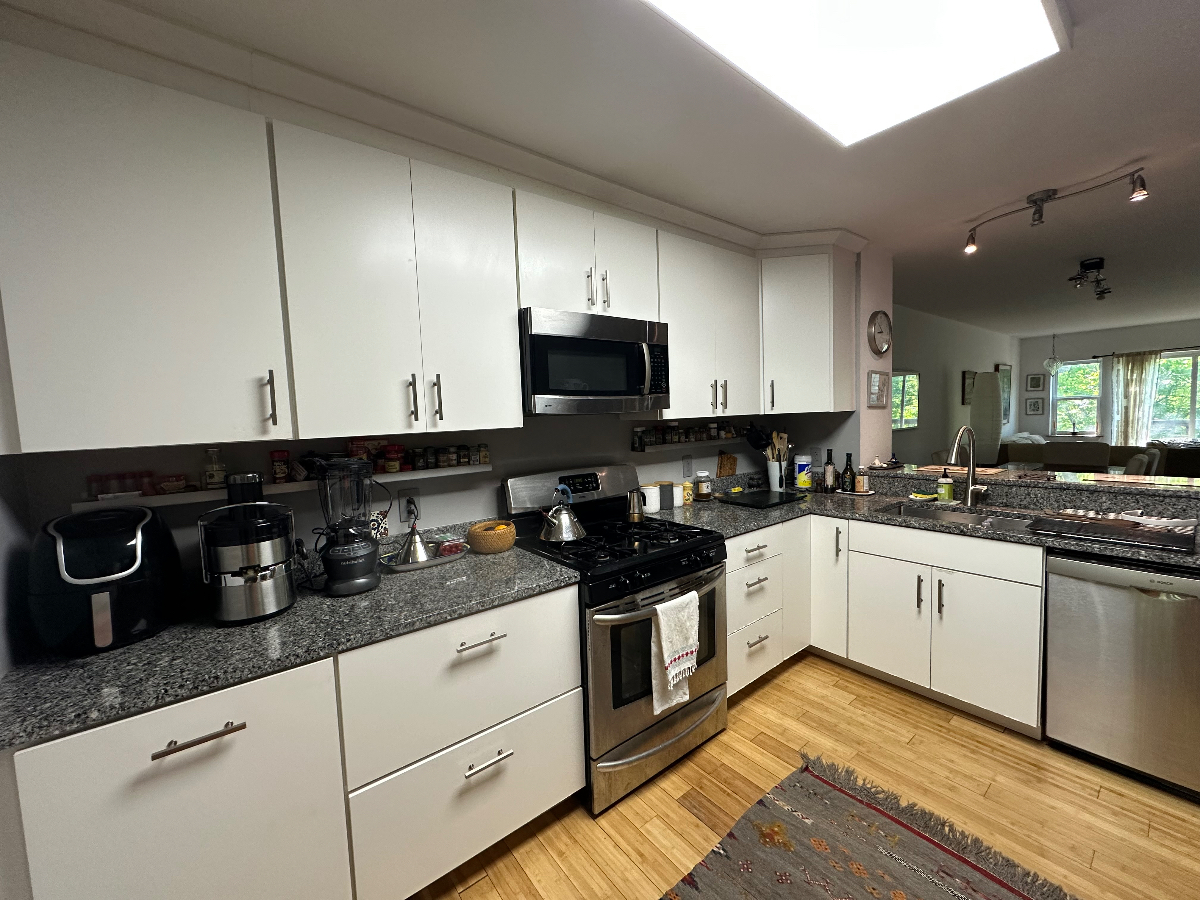 Contemporary 3 bedroom Condo in Lakeside residential area in Burlington's South End - Photo 4