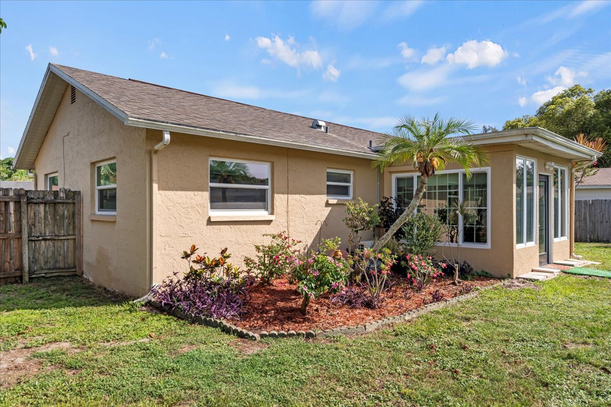 Bright 2BR Home with Florida Room, Fenced Yard, Garage, and All Utilities Included