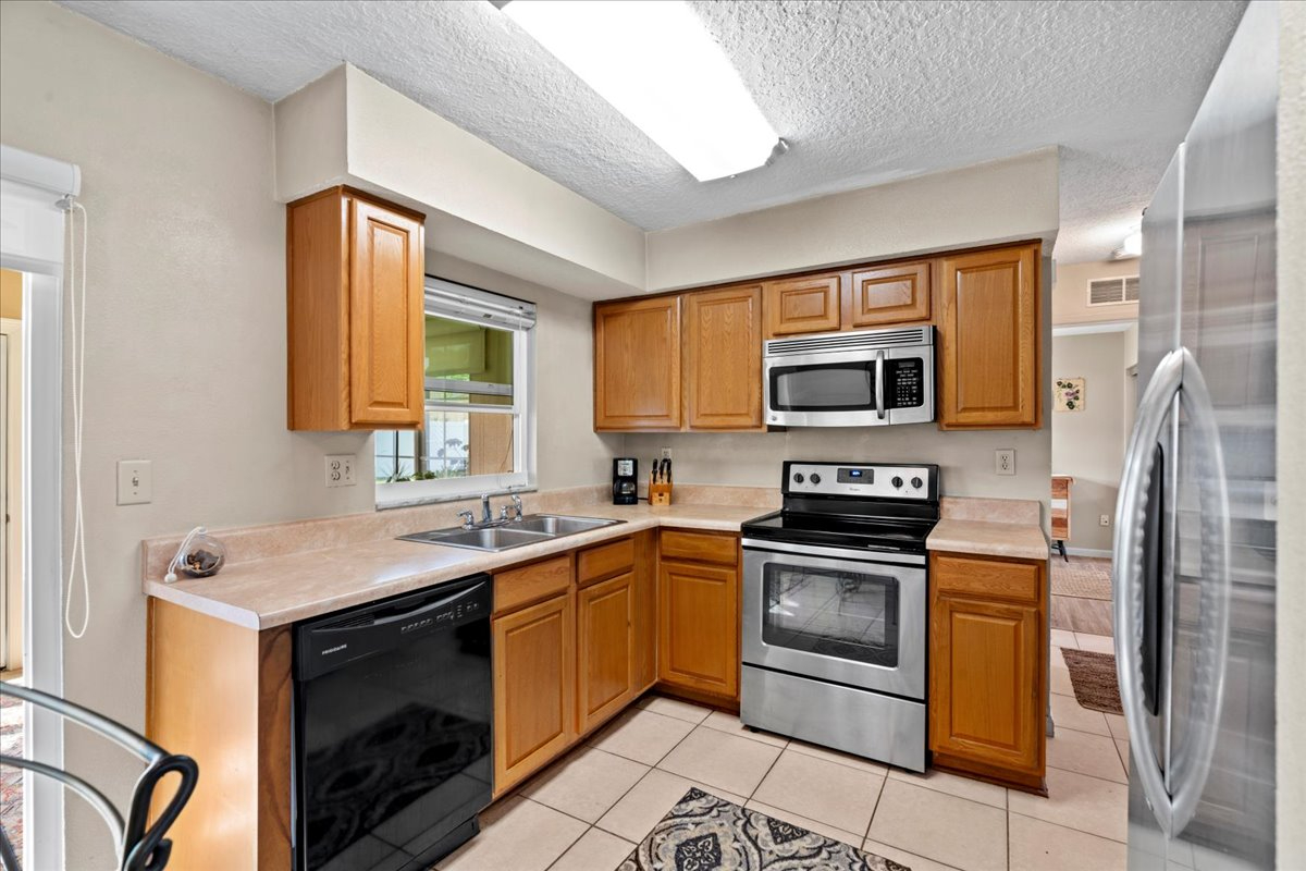 Bright 2BR Home with Florida Room, Fenced Yard, Garage, and All Utilities Included - Photo 7