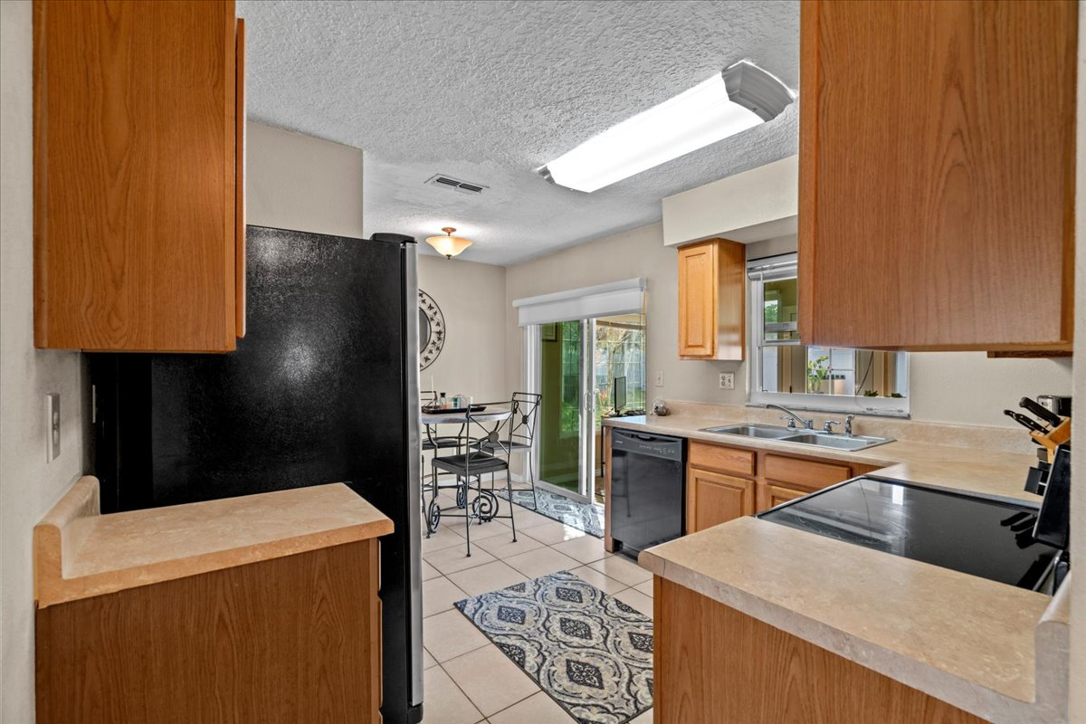 Bright 2BR Home with Florida Room, Fenced Yard, Garage, and All Utilities Included - Photo 8