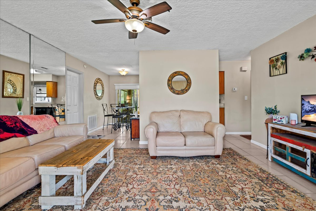 Bright 2BR Home with Florida Room, Fenced Yard, Garage, and All Utilities Included - Photo 2