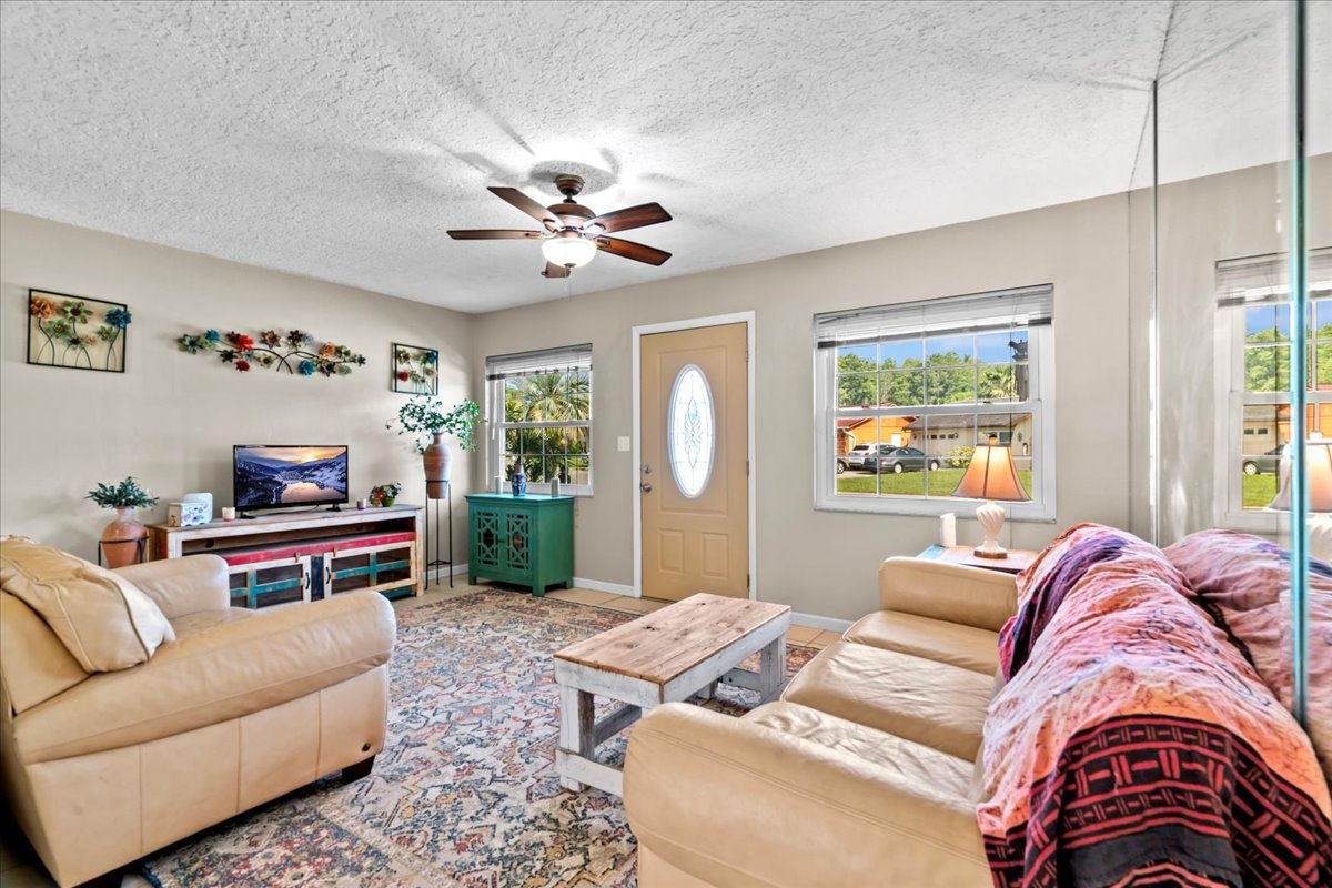 Bright 2BR Home with Florida Room, Fenced Yard, Garage, and All Utilities Included - Photo 3
