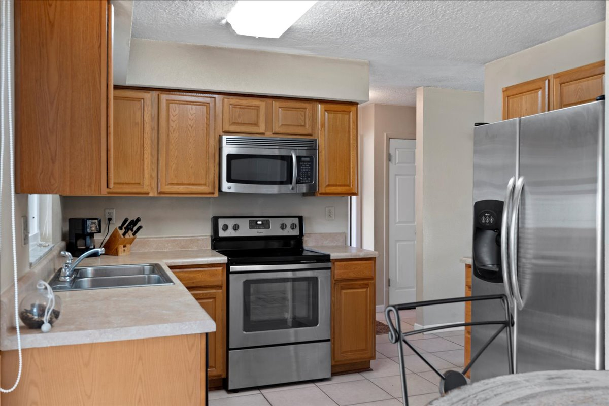 Bright 2BR Home with Florida Room, Fenced Yard, Garage, and All Utilities Included - Photo 9
