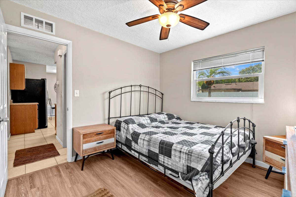 Bright 2BR Home with Florida Room, Fenced Yard, Garage, and All Utilities Included - Photo 12