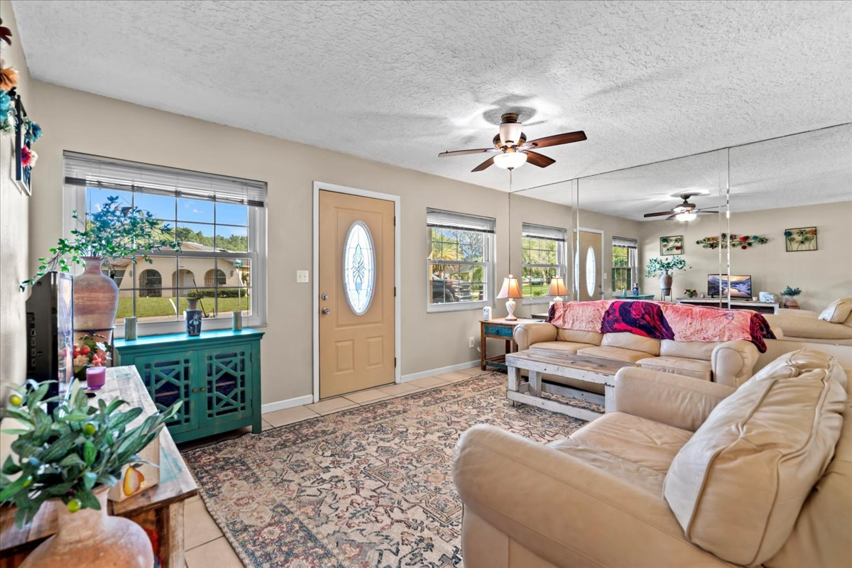 Bright 2BR Home with Florida Room, Fenced Yard, Garage, and All Utilities Included - Photo 4