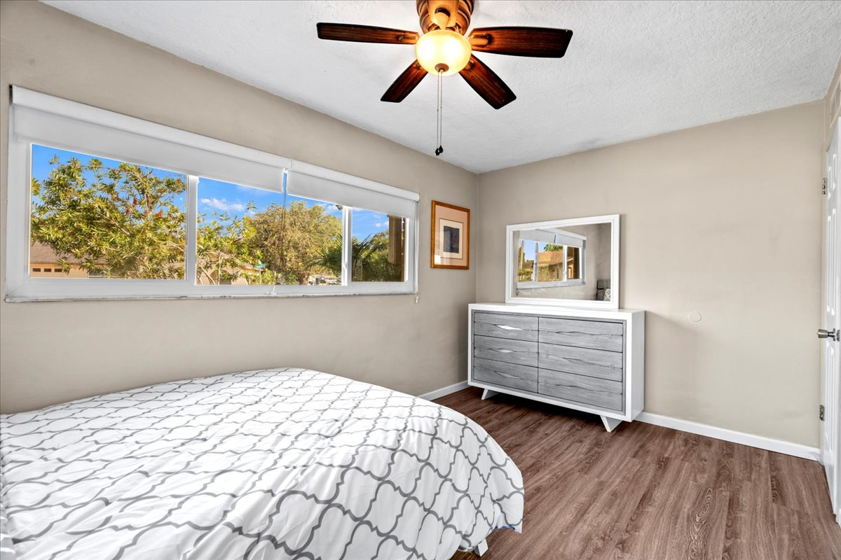Bright 2BR Home with Florida Room, Fenced Yard, Garage, and All Utilities Included - Photo 11