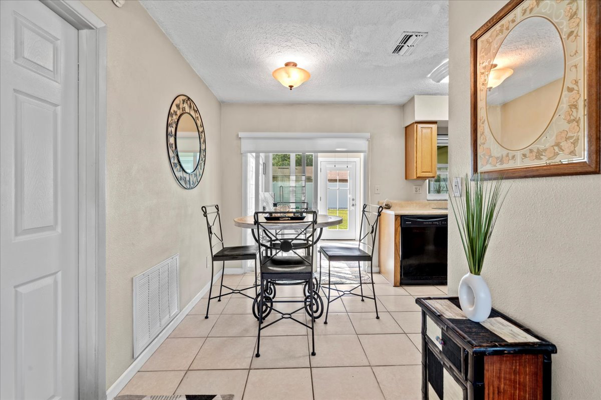Bright 2BR Home with Florida Room, Fenced Yard, Garage, and All Utilities Included - Photo 5