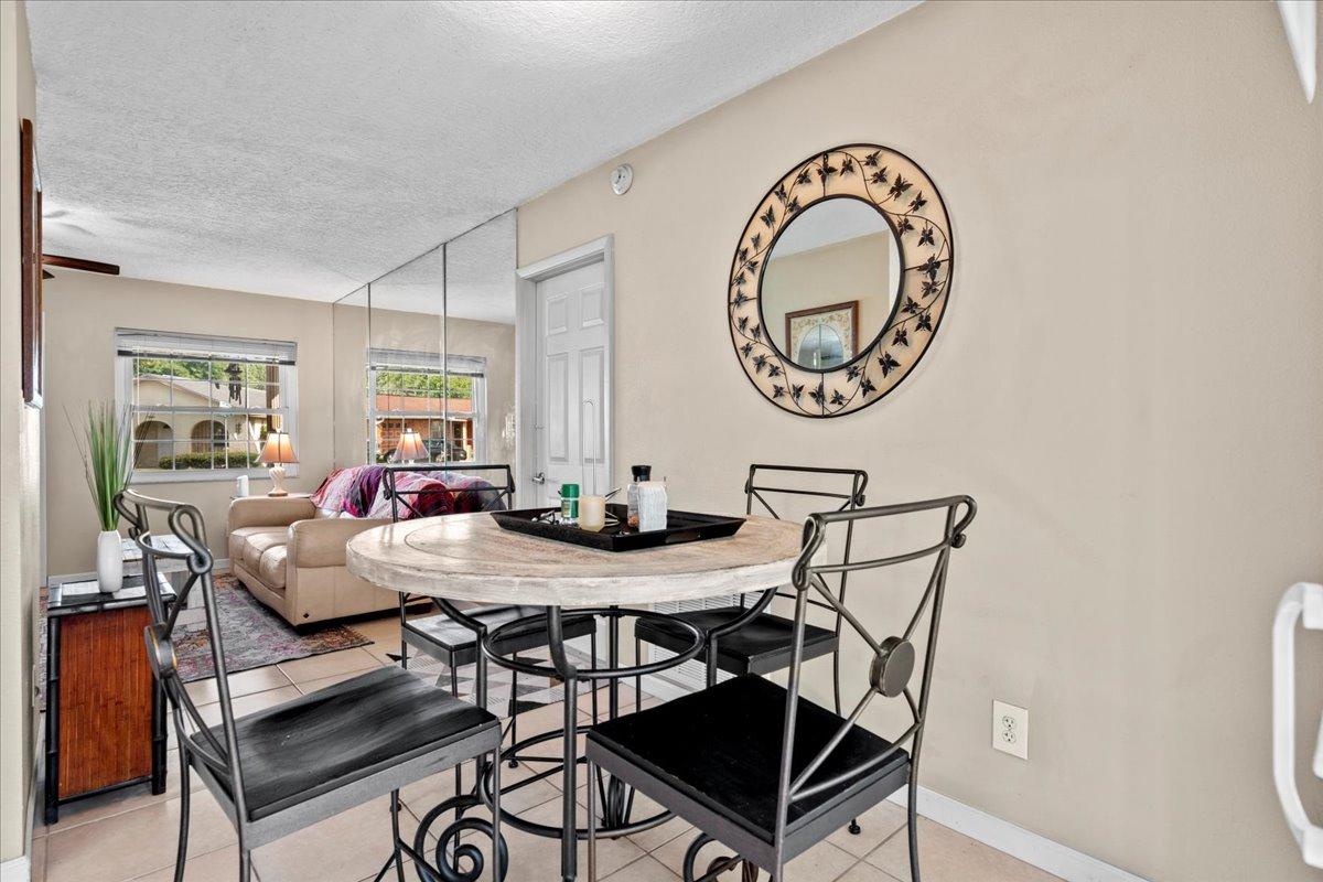 Bright 2BR Home with Florida Room, Fenced Yard, Garage, and All Utilities Included - Photo 6
