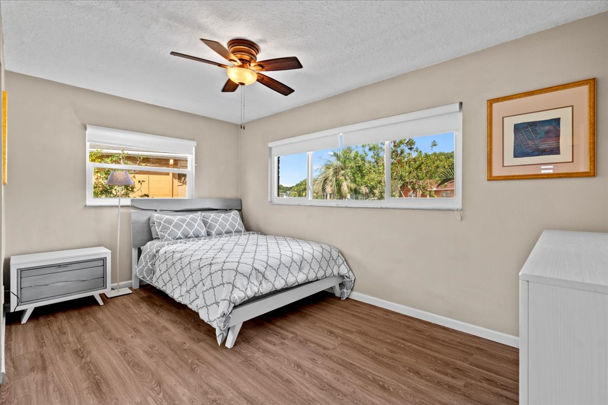 Bright 2BR Home with Florida Room, Fenced Yard, Garage, and All Utilities Included - Photo 10