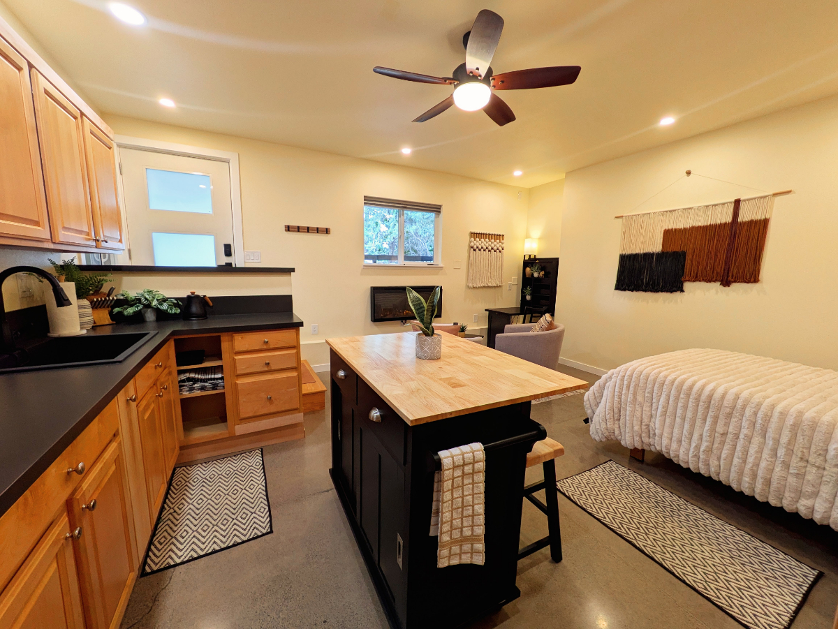 The Juniper Studio. A Warm, Modern Retreat in Bend. - Photo 3