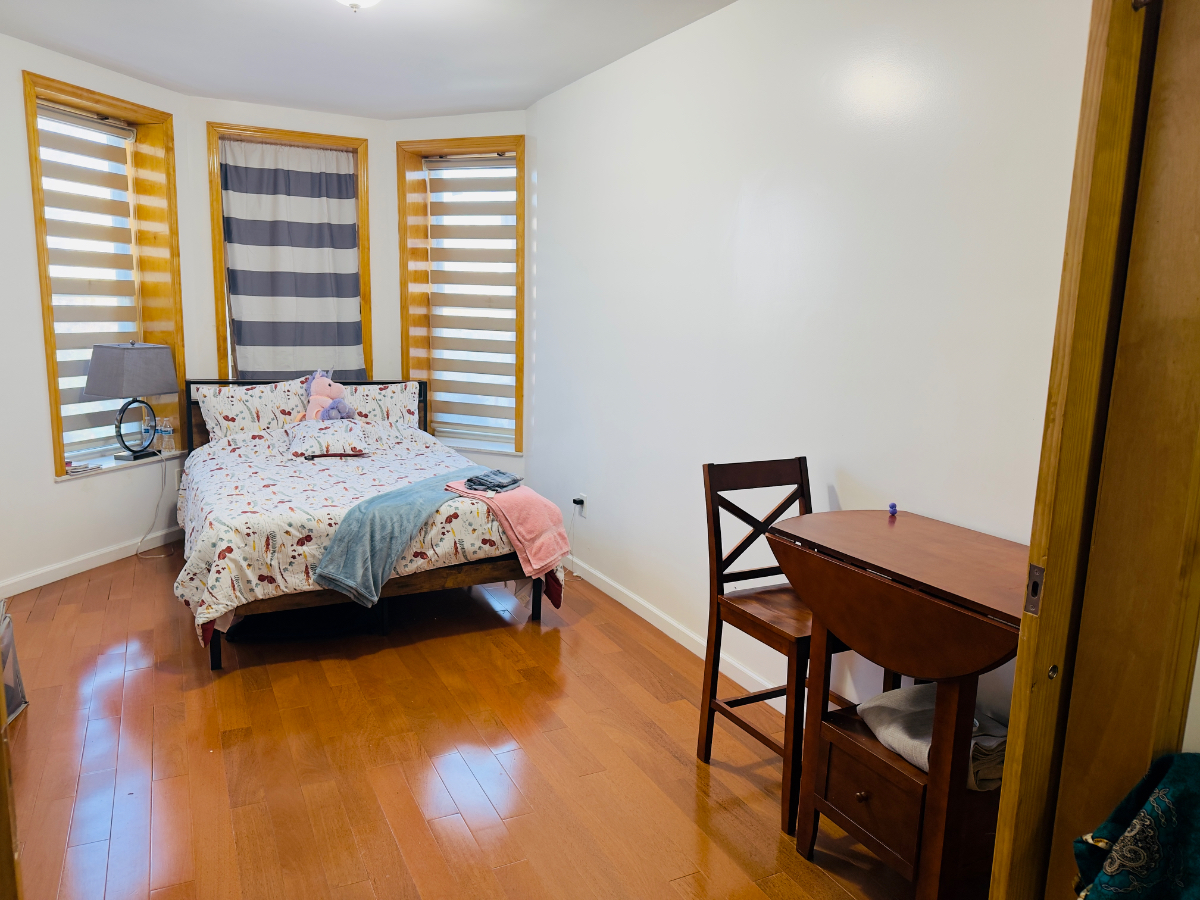 Sunny Large Room for Rent-Ridgewood, Queens - Photo 2