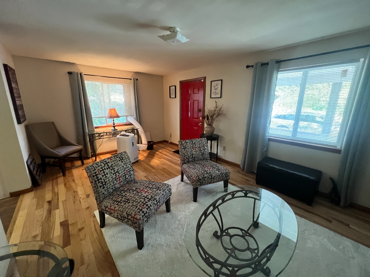 Comfortable 2-Bedroom Apartment with Private Parking and Outdoor Space - Photo 3