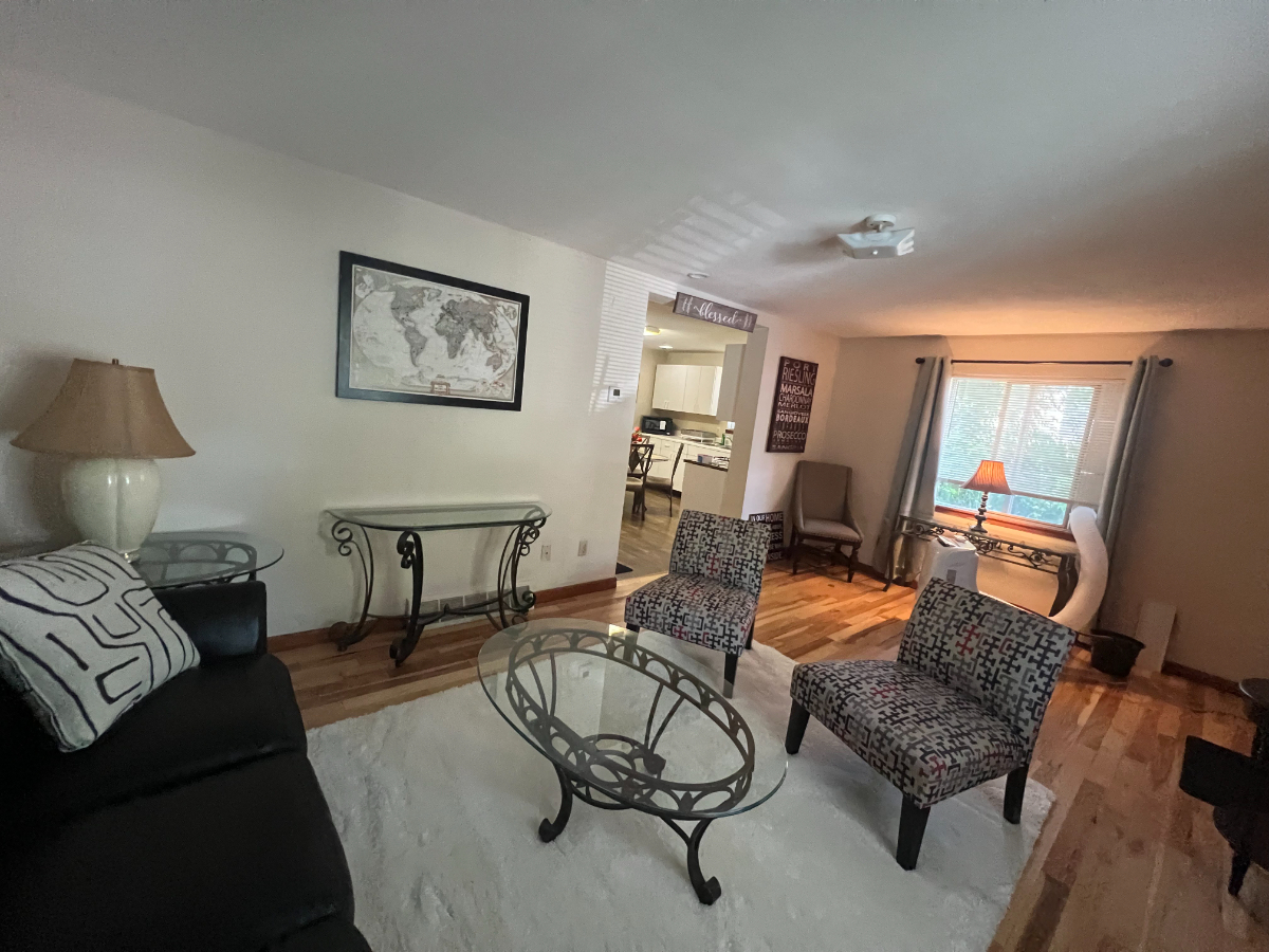 Comfortable 2-Bedroom Apartment with Private Parking and Outdoor Space - Photo 2