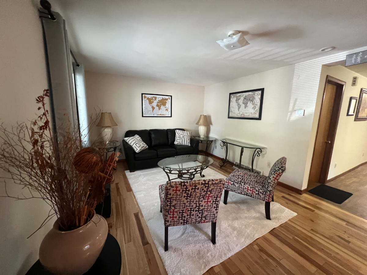 Comfortable 2-Bedroom Apartment with Private Parking and Outdoor Space - Photo 1