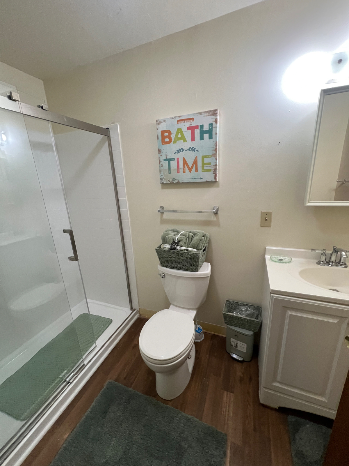 Comfortable 2-Bedroom Apartment with Private Parking and Outdoor Space - Photo 8