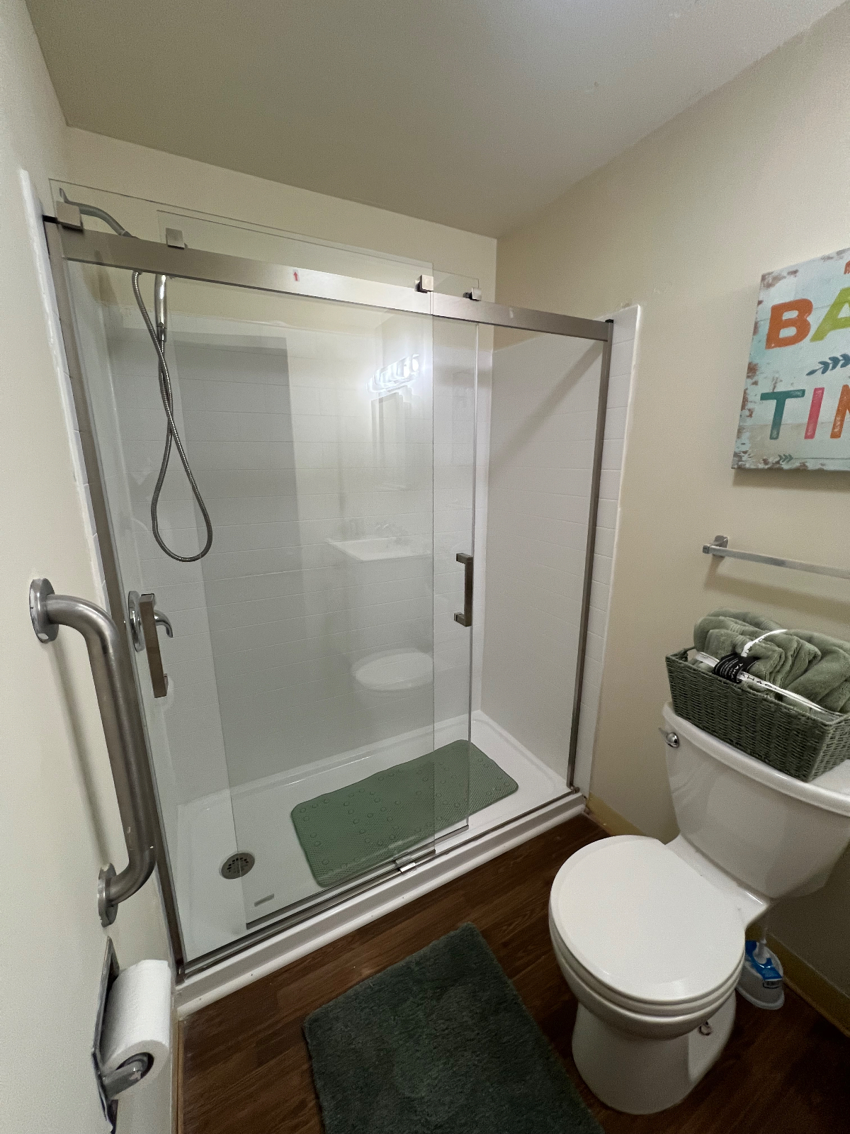 Comfortable 2-Bedroom Apartment with Private Parking and Outdoor Space - Photo 9