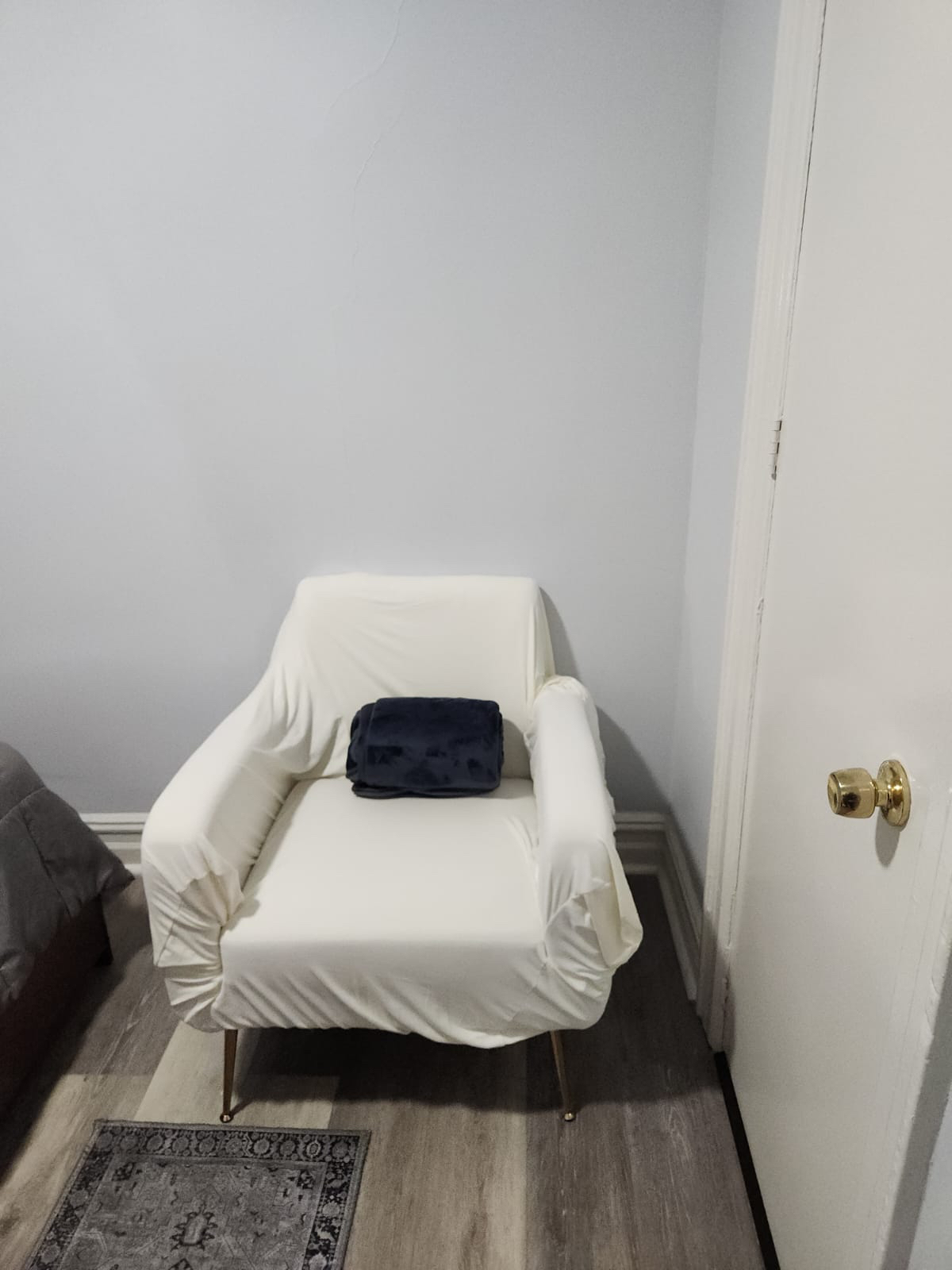 Bright & Spacious 2 beds and 1 bath 2nd Flr apartment - Photo 3
