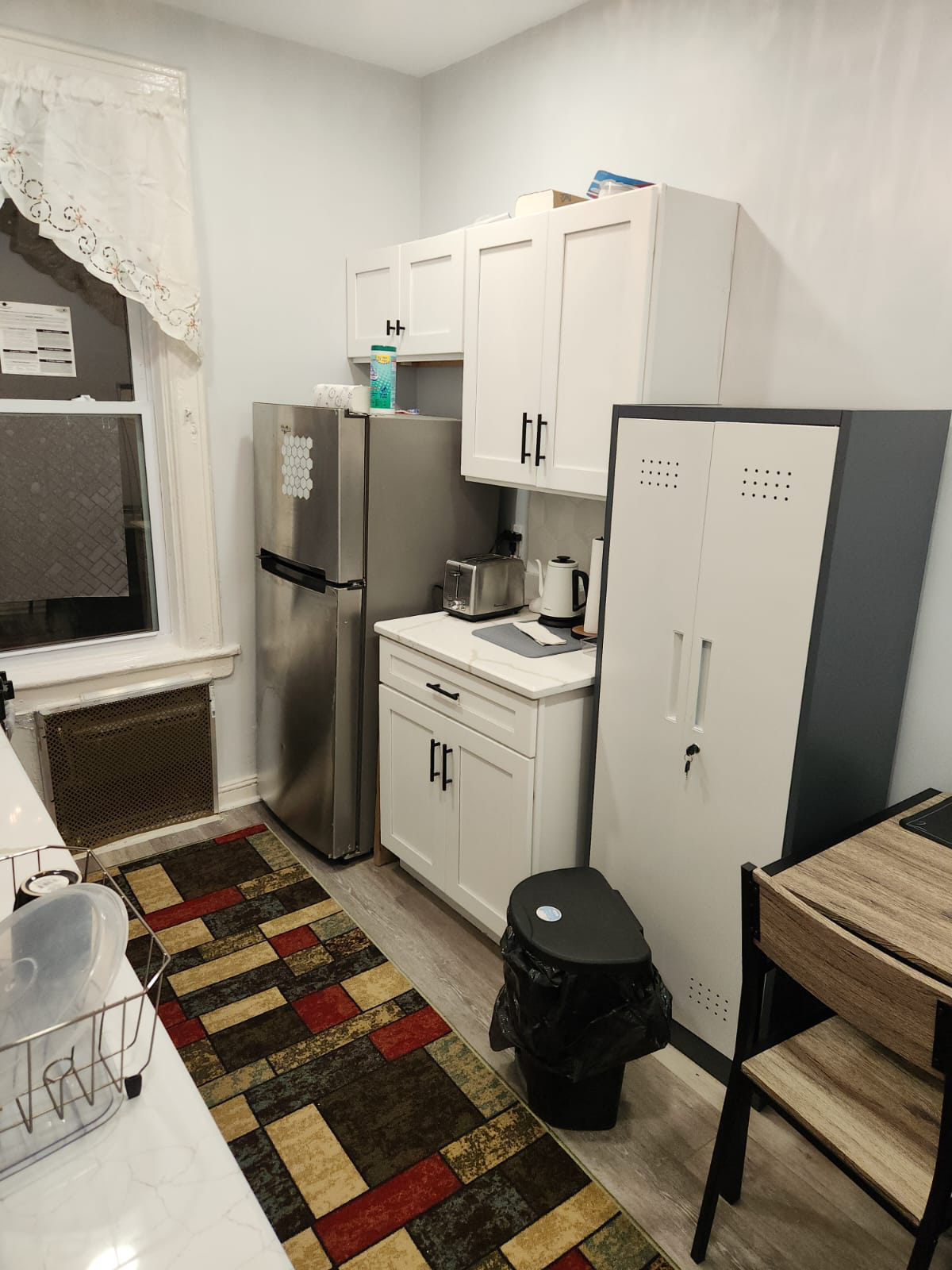 Bright & Spacious  2 beds and 1 bath 2nd Flr apartment - Photo 6