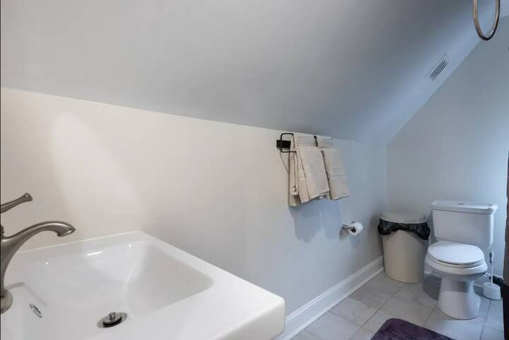 1 Bedroom full bathroom Attic Suite Shared home - Photo 2