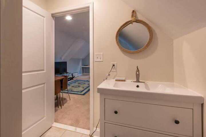 1 Bedroom full bathroom Attic Suite Shared home - Photo 4