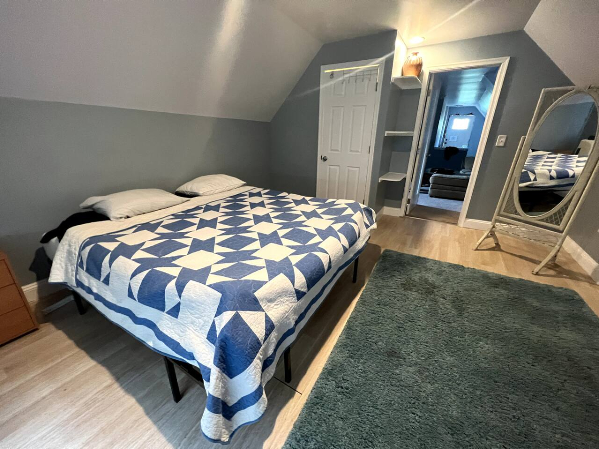 1 Bedroom full bathroom Attic Suite Shared home - Photo 7