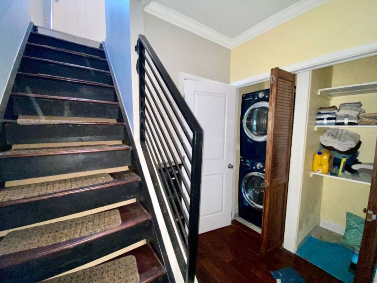 1 Bedroom full bathroom Attic Suite Shared home - Photo 9