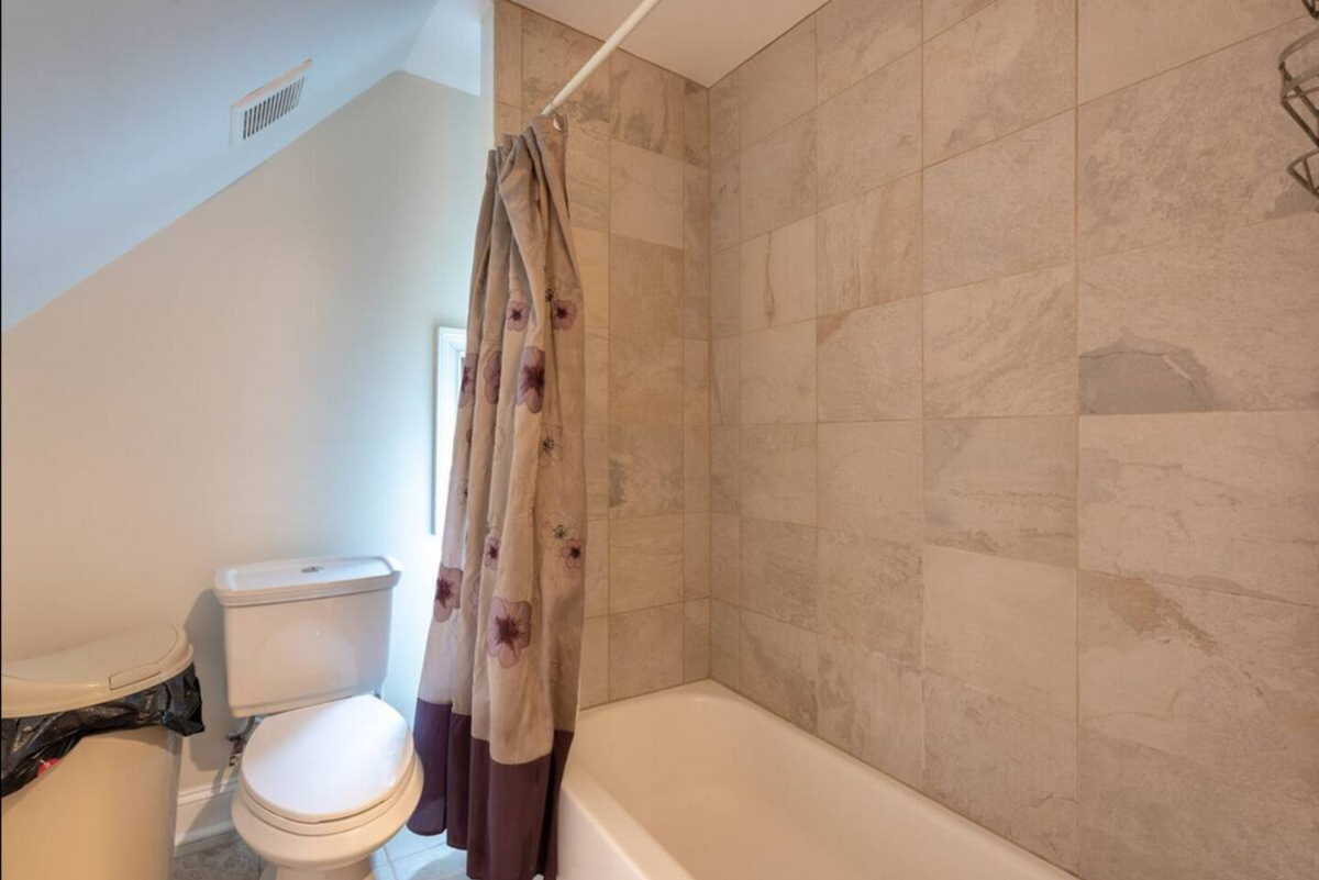 1 Bedroom full bathroom Attic Suite Shared home - Photo 12