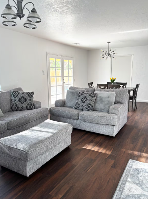 A Taste of Home - Comfortable 3BR with Ensuite Baths, Open Kitchen, Smart TV & Backyard BBQ - Utilities Included