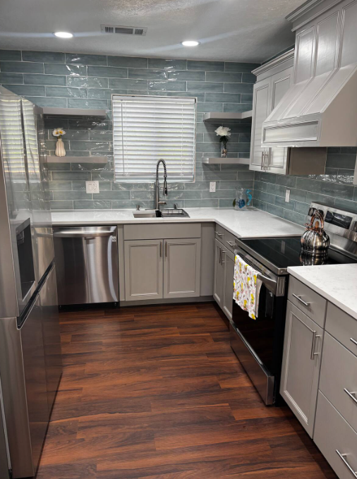 A Taste of Home - Comfortable 3BR with Ensuite Baths, Open Kitchen, Smart TV & Backyard BBQ - Utilit - Photo 7