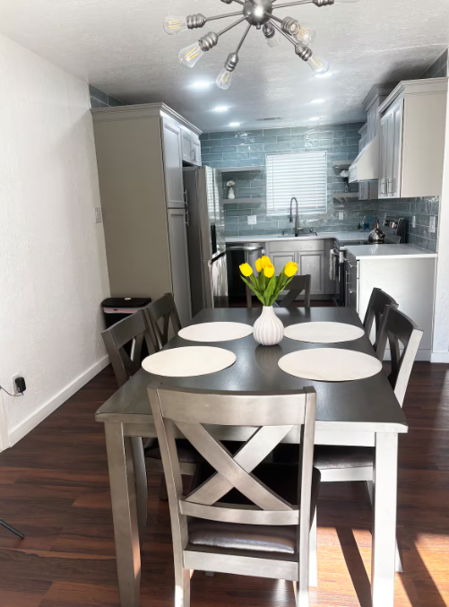 A Taste of Home - Comfortable 3BR with Ensuite Baths, Open Kitchen, Smart TV & Backyard BBQ - Utilit - Photo 4