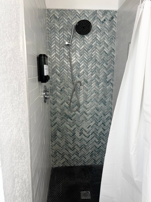 A Taste of Home - Comfortable 3BR with Ensuite Baths, Open Kitchen, Smart TV & Backyard BBQ - Utilit - Photo 12