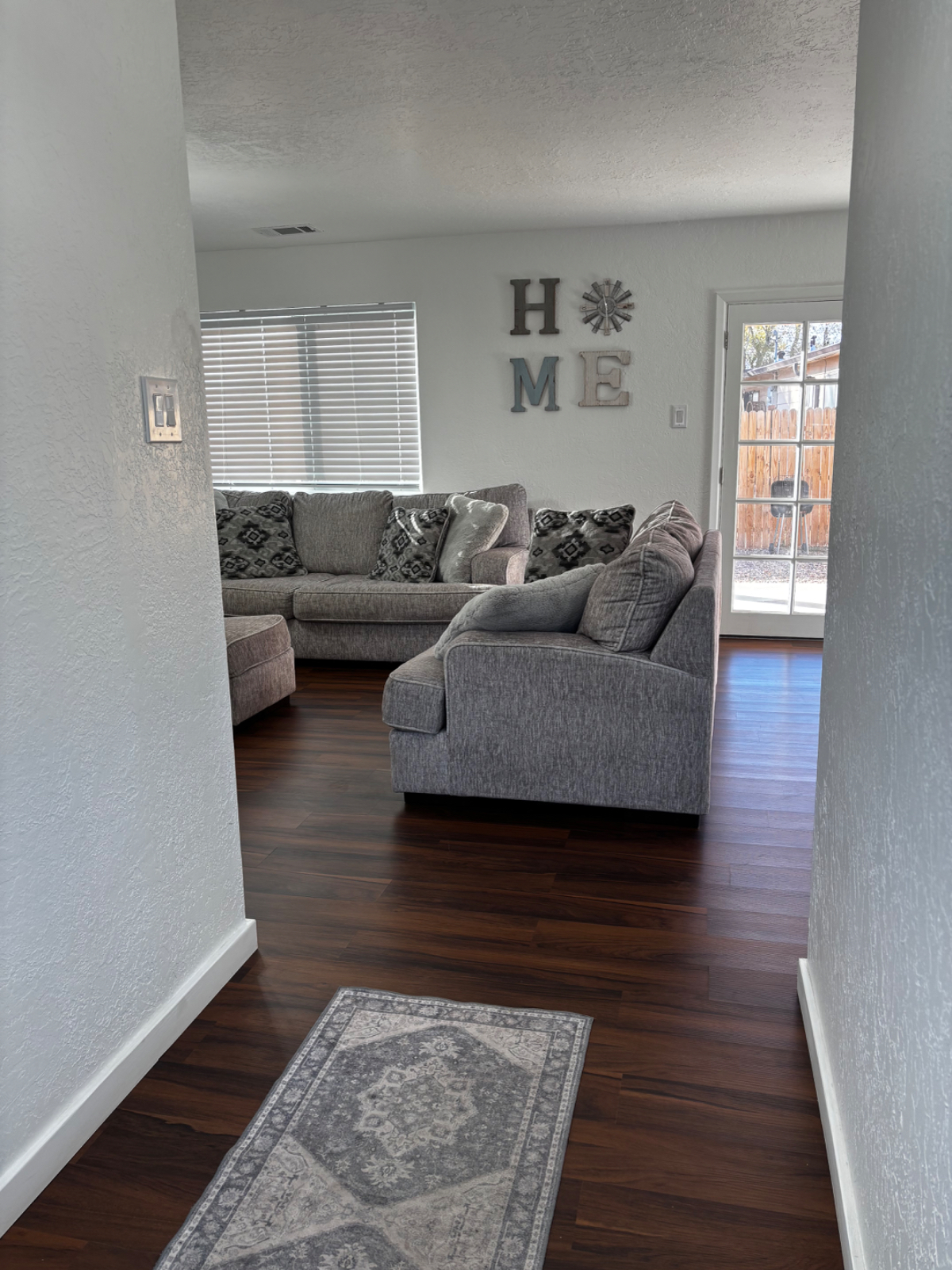 A Taste of Home - Comfortable 3BR with Ensuite Baths, Open Kitchen, Smart TV & Backyard BBQ - Utilit - Photo 3