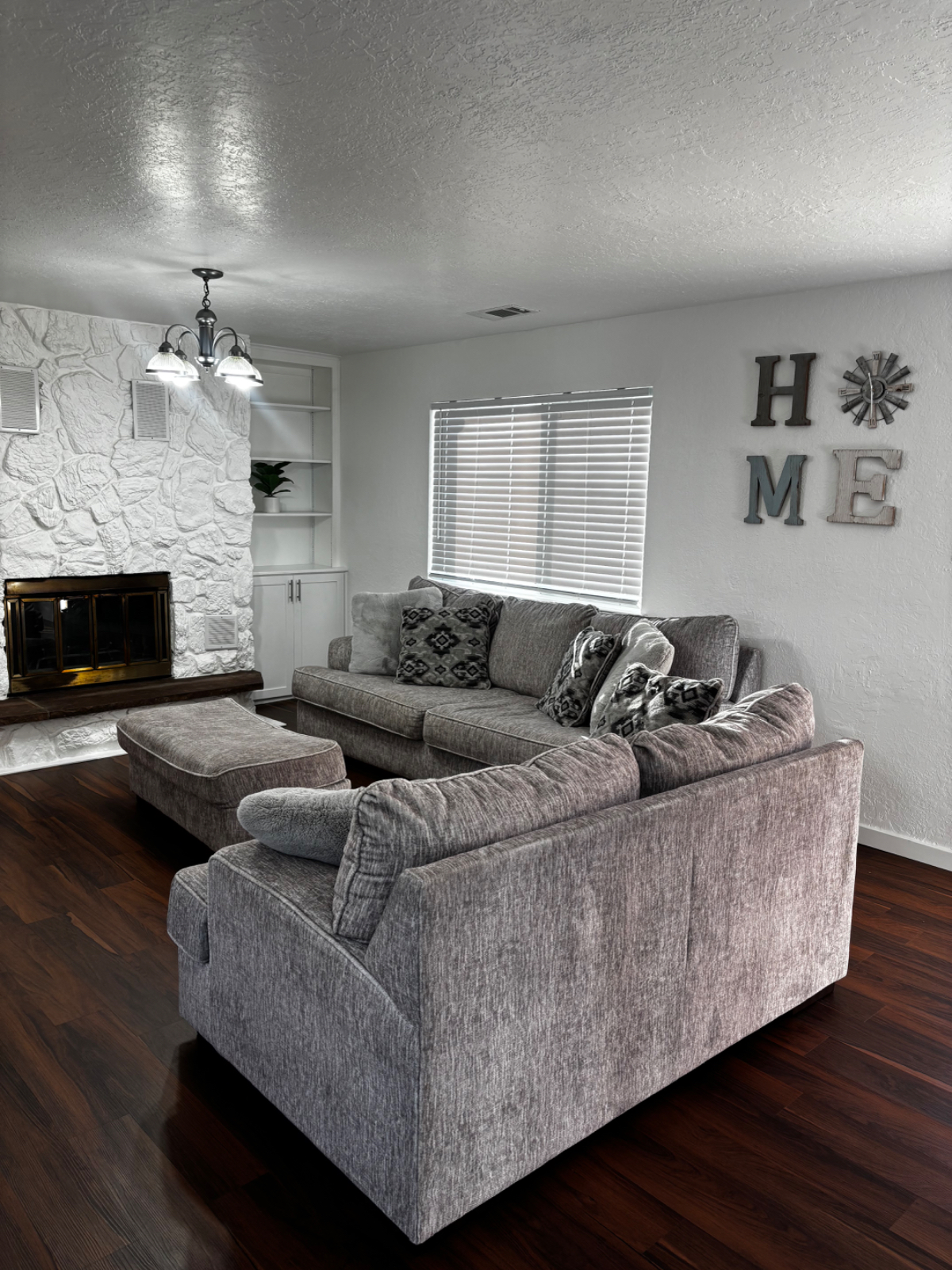 A Taste of Home - Comfortable 3BR with Ensuite Baths, Open Kitchen, Smart TV & Backyard BBQ - Utilit - Photo 5