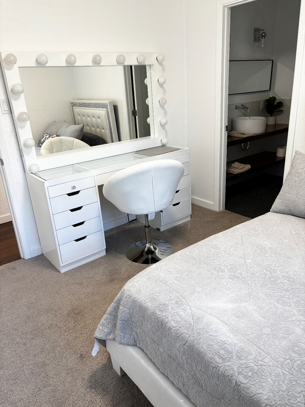 A Taste of Home - Comfortable 3BR with Ensuite Baths, Open Kitchen, Smart TV & Backyard BBQ - Utilit - Photo 8