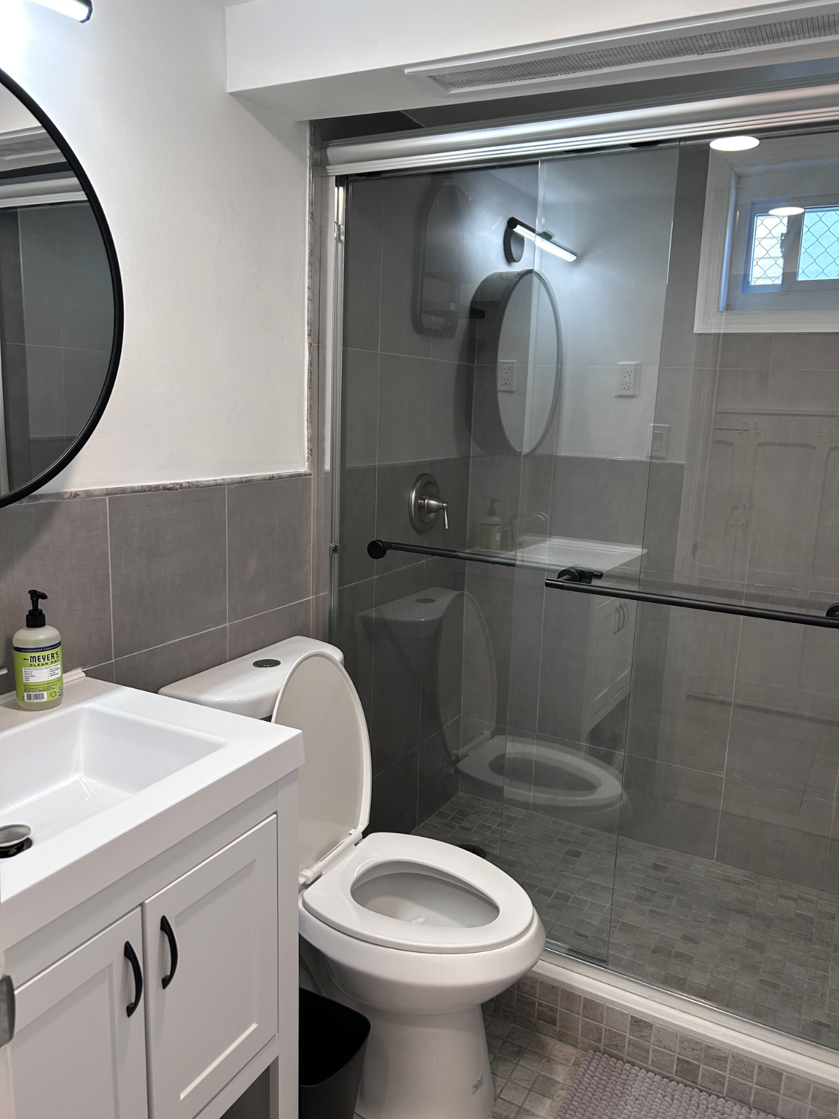 1 bedroom newly renovated, very spacious apartment - Photo 8