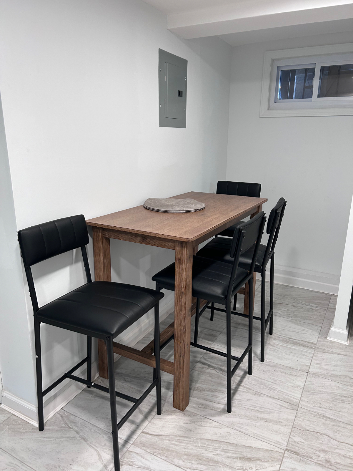 1 bedroom newly renovated, very spacious apartment - Photo 4