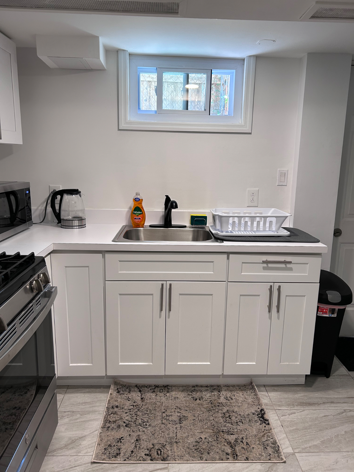 1 bedroom newly renovated, very spacious apartment - Photo 1