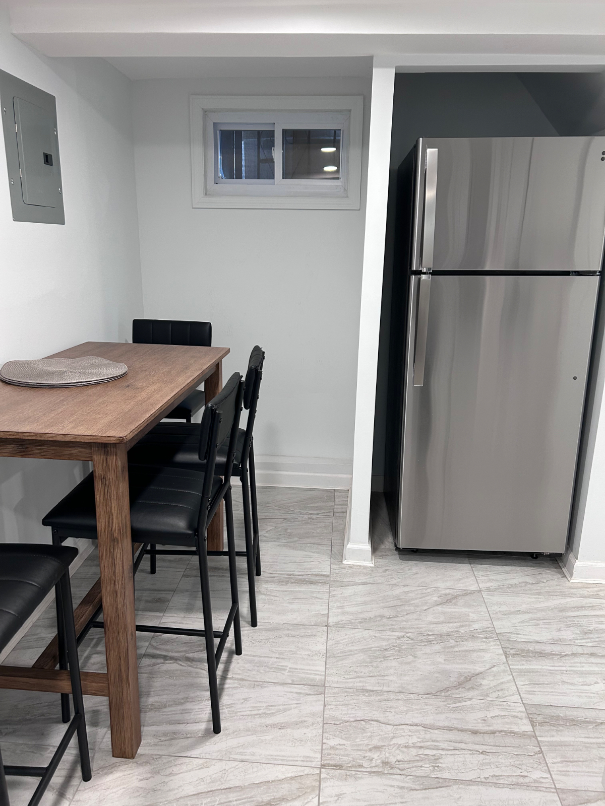 1 bedroom newly renovated, very spacious apartment - Photo 3