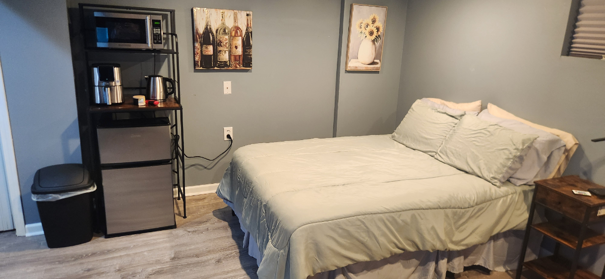 Private Basement Studio with Walk-In Closet, Shared Gourmet Kitchen & All Utilities Included - Photo 1