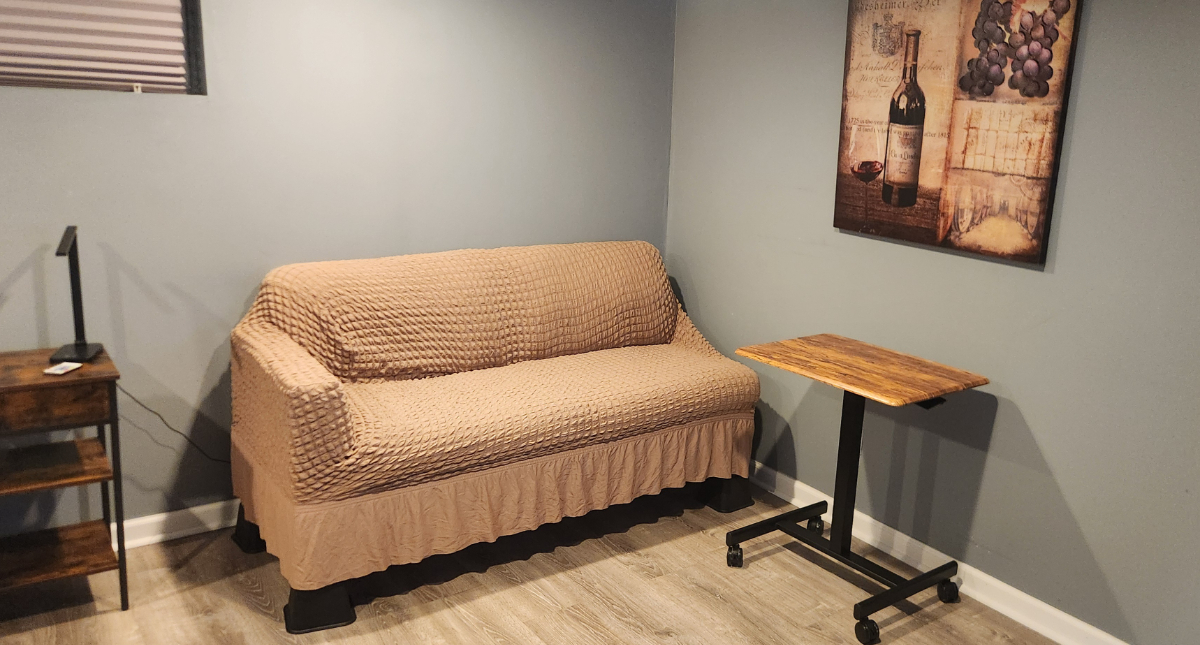 Private Basement Studio with Walk-In Closet, Shared Gourmet Kitchen & All Utilities Included - Photo 3