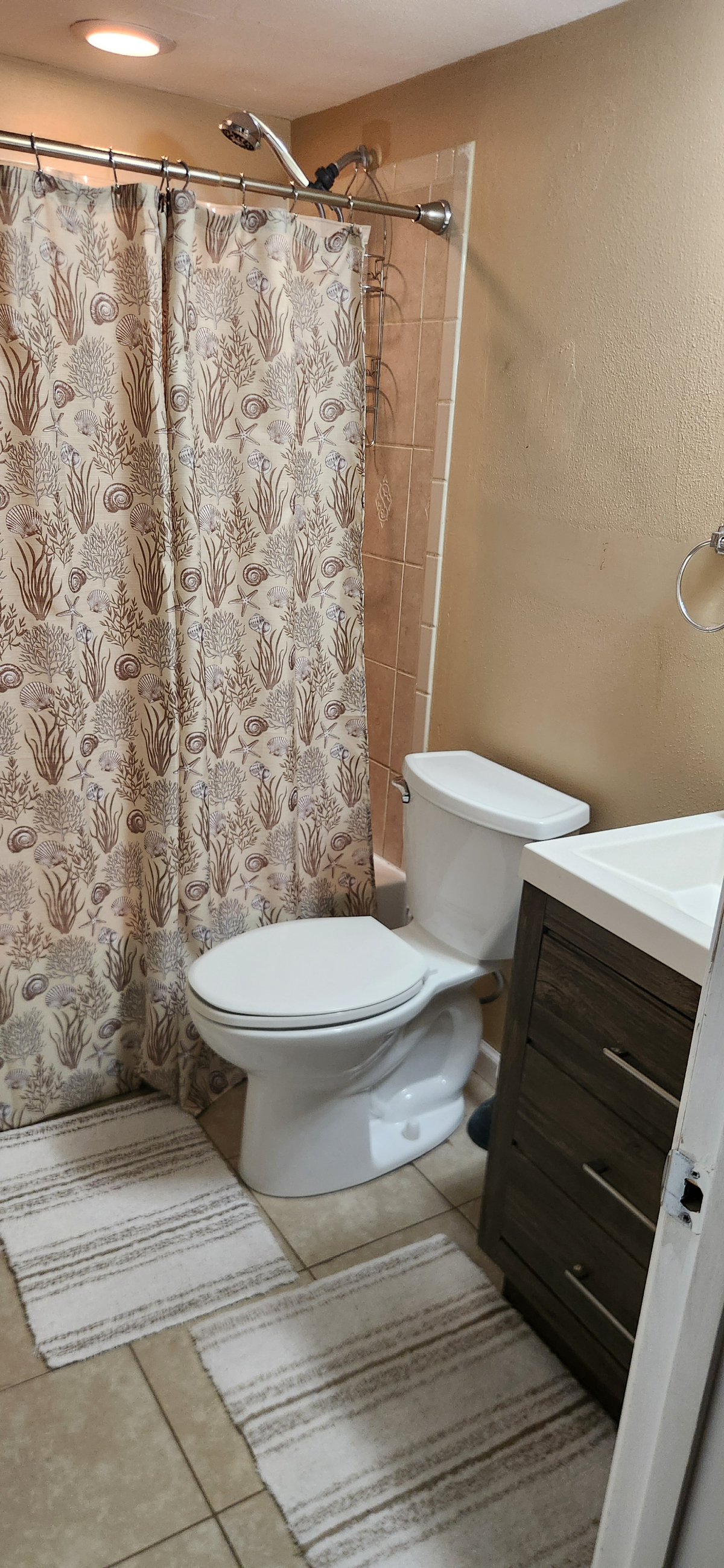 Private Basement Studio with Walk-In Closet, Shared Gourmet Kitchen & All Utilities Included - Photo 4