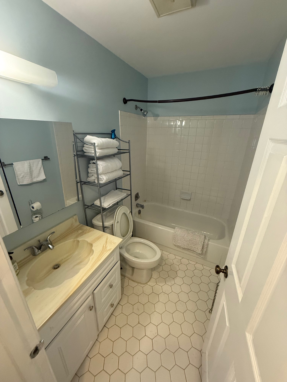 Cozy Basement with a private Entrance - Photo 8