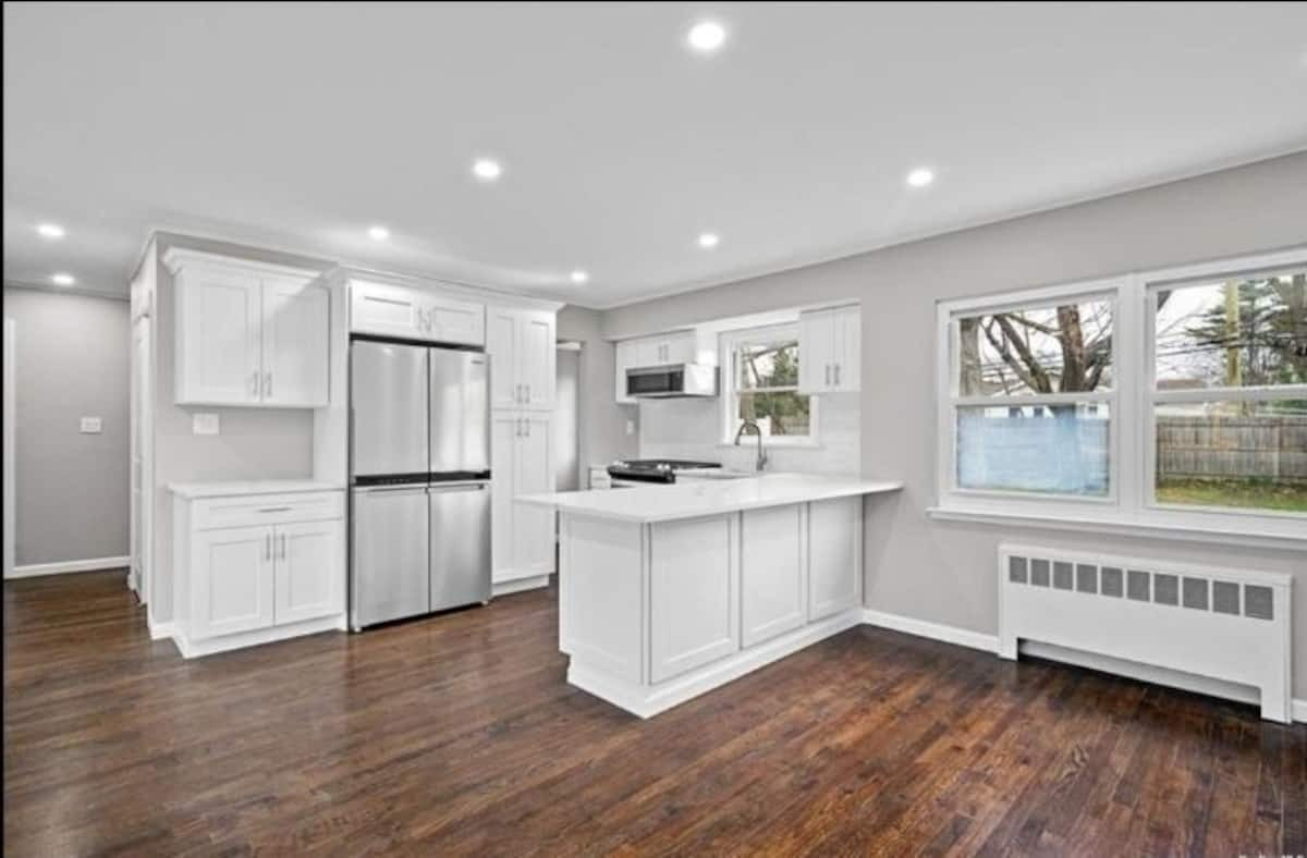Comfortable, Fully Equipped 3-BR Home in Hicksville - Pet Friendly w/ Parking and Great Location - Photo 3