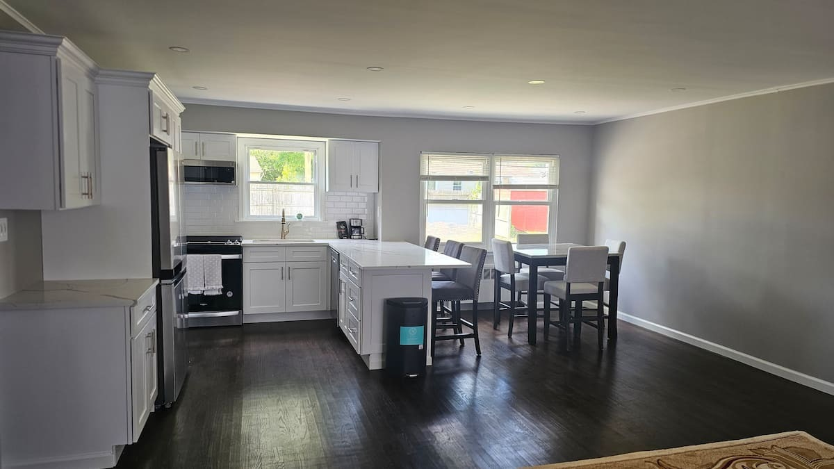Comfortable, Fully Equipped 3-BR Home in Hicksville - Pet Friendly w/ Parking and Great Location - Photo 2