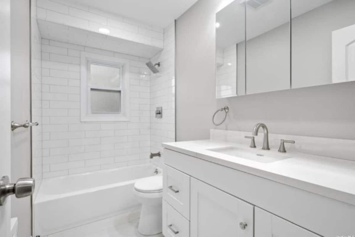 Comfortable, Fully Equipped 3-BR Home in Hicksville - Pet Friendly w/ Parking and Great Location - Photo 10